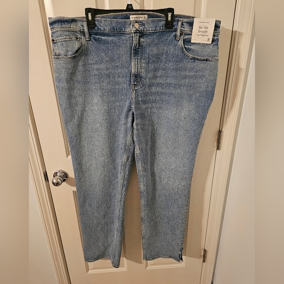 Abercrombie and Fitch NWT The 90s Straight Ultra High Rise Jeans Size 36 - Picture 1 of 4